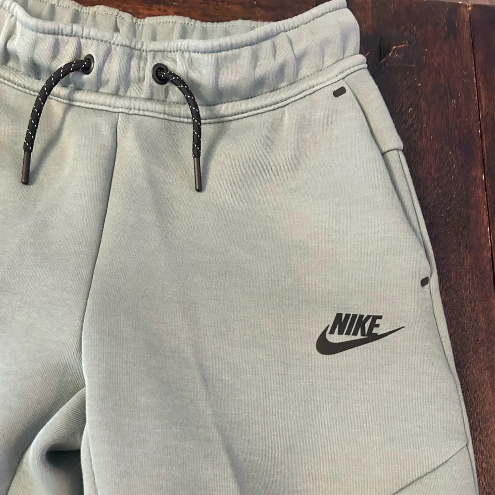 NWOT Nike Sportswear Tech Fleece Hoodie and Open Hem Pants Set- Green Clay/Black - Picture 5 of 15
